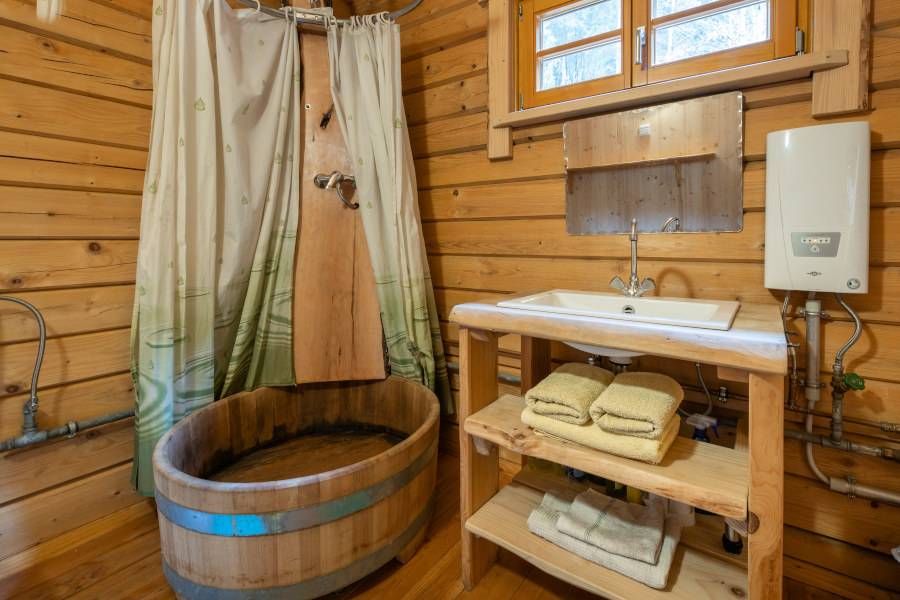 Das moderne Badezimmer unseres Schwarzwald Blockhauses ist mit einer Zuberdusche ausgestattet