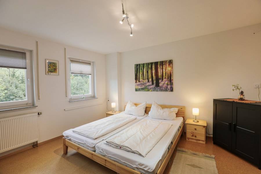 Das Schlafzimmer im Untergeschoss unseres Traumferienhauses Johann Kleine Kinzig ist geräumig und modern ausgestattet.