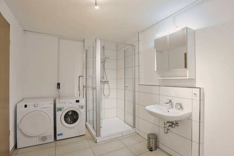 Unser Traumferienhaus Johann "Kleine Kinzig" verfügt im unteren Badezimmer über eine Waschmaschine und Trockner
