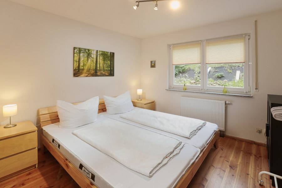 Das Schlafzimmer unseres Traumferienhauses Johann "Kleine Kinzig" ist geräumig und mit einem komfortablen Doppelbett ausgestattet