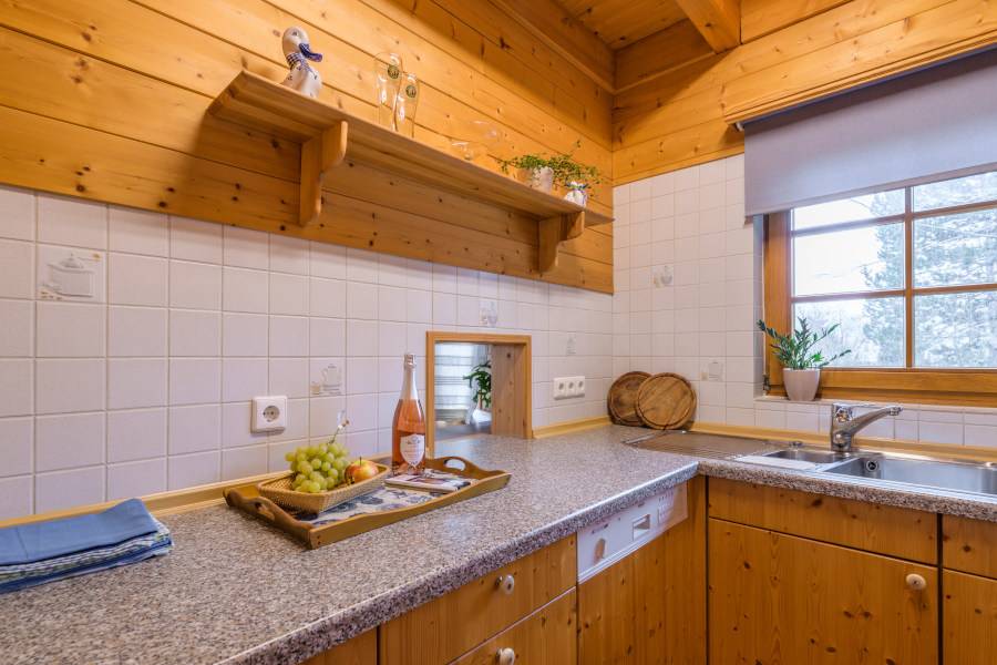 Die Küche im Ferienhaus Ludwig verfügt über einen Vollkaffeeautomaten mit Backofen und Geschirrspüler