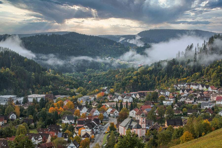 Blick auf die wunderschöne Gemeinde Schenkenzell im Südschwarzwald Kinzigtal