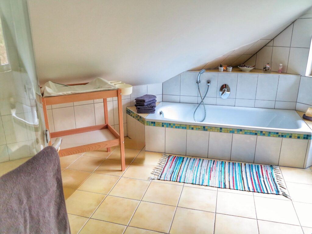 Badezimmer mit Badewanne im Ferienhaus Johann