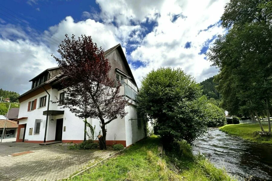 Die Außenansicht der Schwarzwald FeWo Kinzigblick und Kinzig-Chalet | Ferienwohnung mit Parkplatz