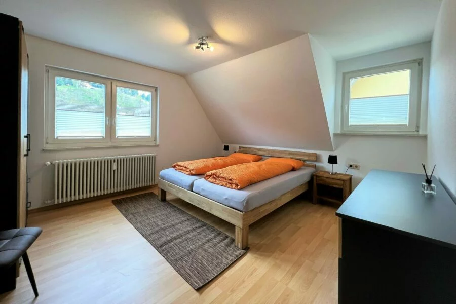 Schlafzimmer mit Doppelbett in der Ferienwohnung Kinzigblick