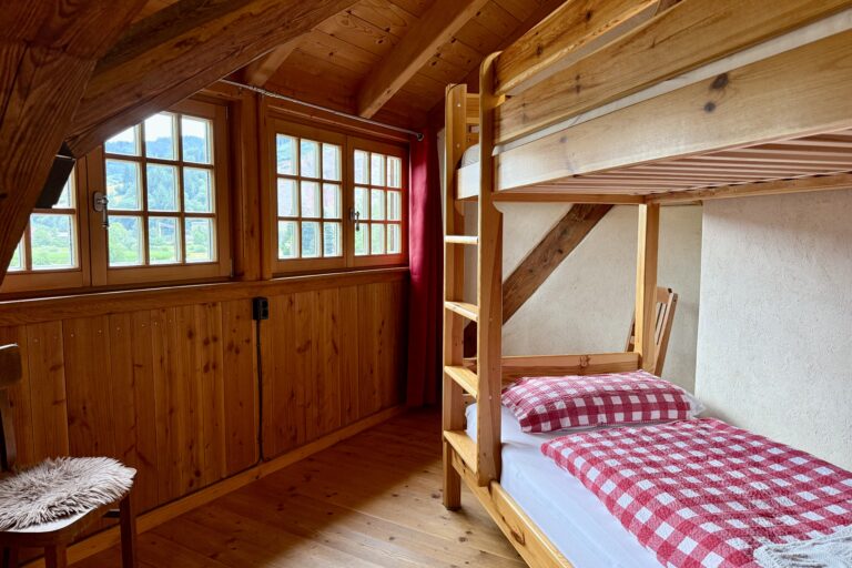 Gruppenzimmer mit Etagenbett am Fenster