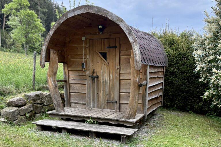 Die Außenansicht unserer hauseigenen Sauna im Schwarzwald