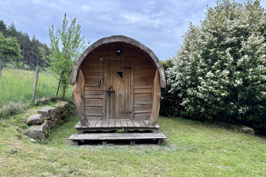 Außenansicht einer Outdoor-Sauna im Schwarzwald
