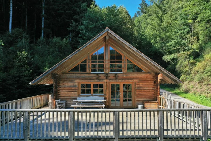 Außenansicht des Schwarzwald Blockhaus Flößerhaus mit Terrasse