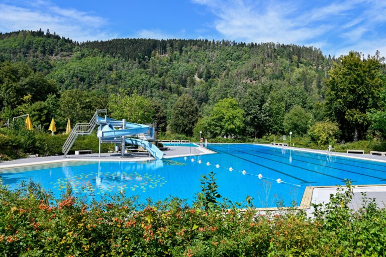 Das Freibad in Schiltach-Schenkenzell inmitten des Schwarzwaldes