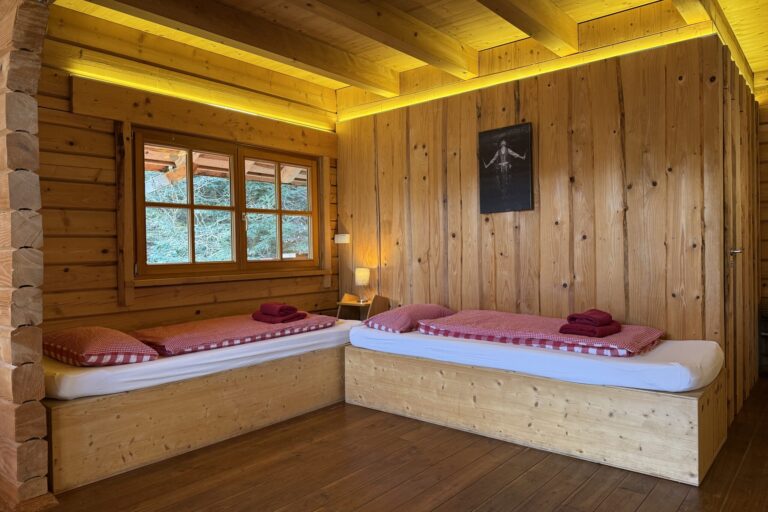 Zwei Einzelbetten im Untergeschoss vom Schwarzwald Blockhaus