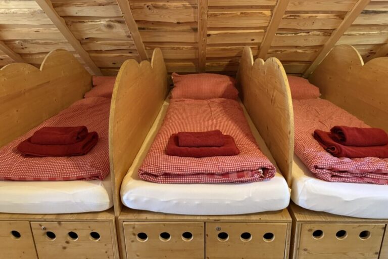Der komfortable Gruppenraum in unsere Blockhütte im Schwarzwald