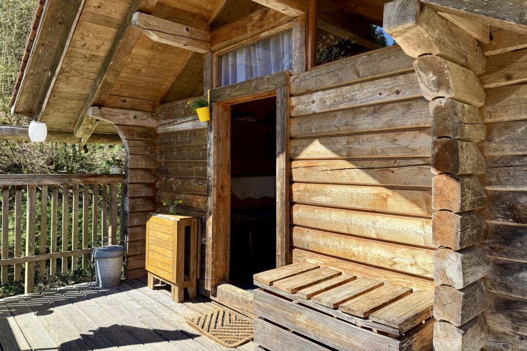 Eingangsbereich der Blockhütte Köhlerhaus
