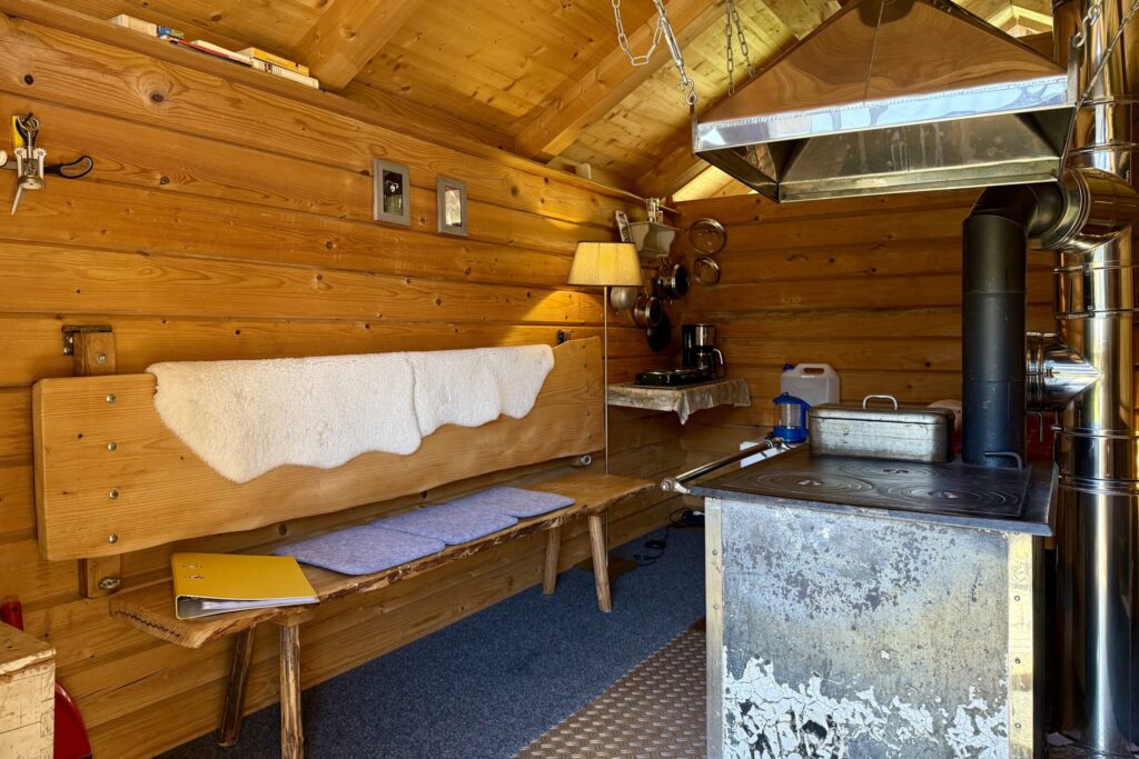 Sitzecke in der Blockhütte Köhlerhaus