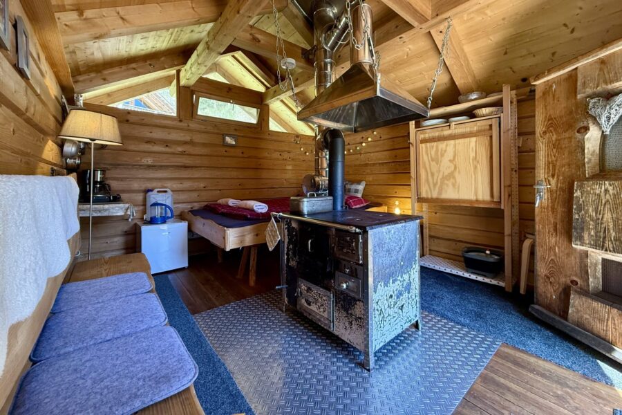 Wohnbereich mit Holzherd in der Blockhütte Köhlerhaus