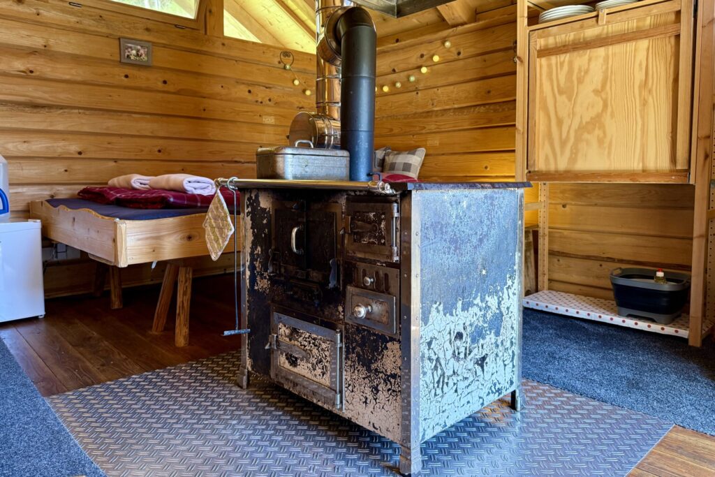 Wohnbereich der Blockhütte Köhlerhaus