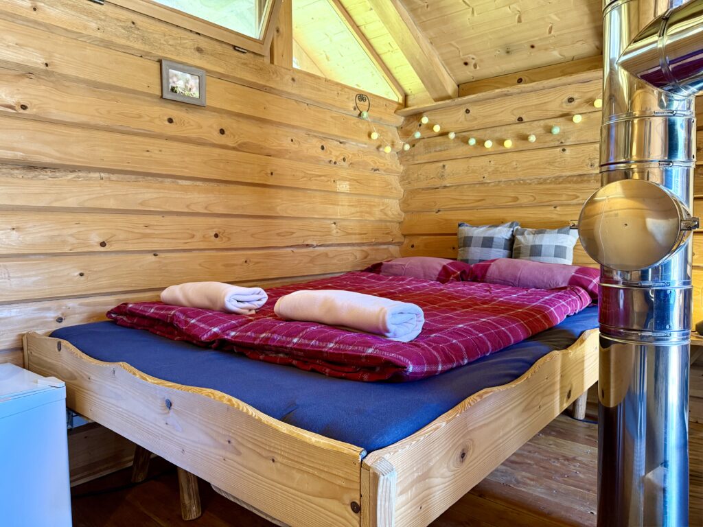 Schlafbereich in der Blockhütte Köhlerhaus