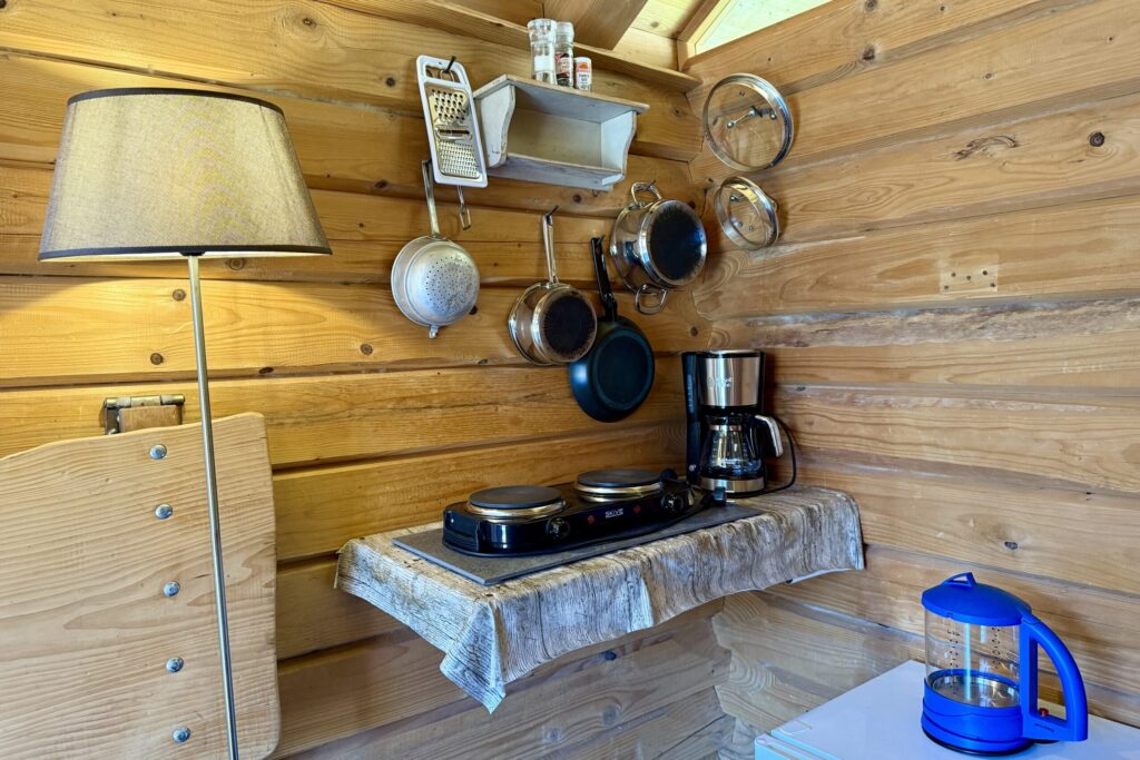 Kochausstattung in der Blockhütte Köhlerhaus
