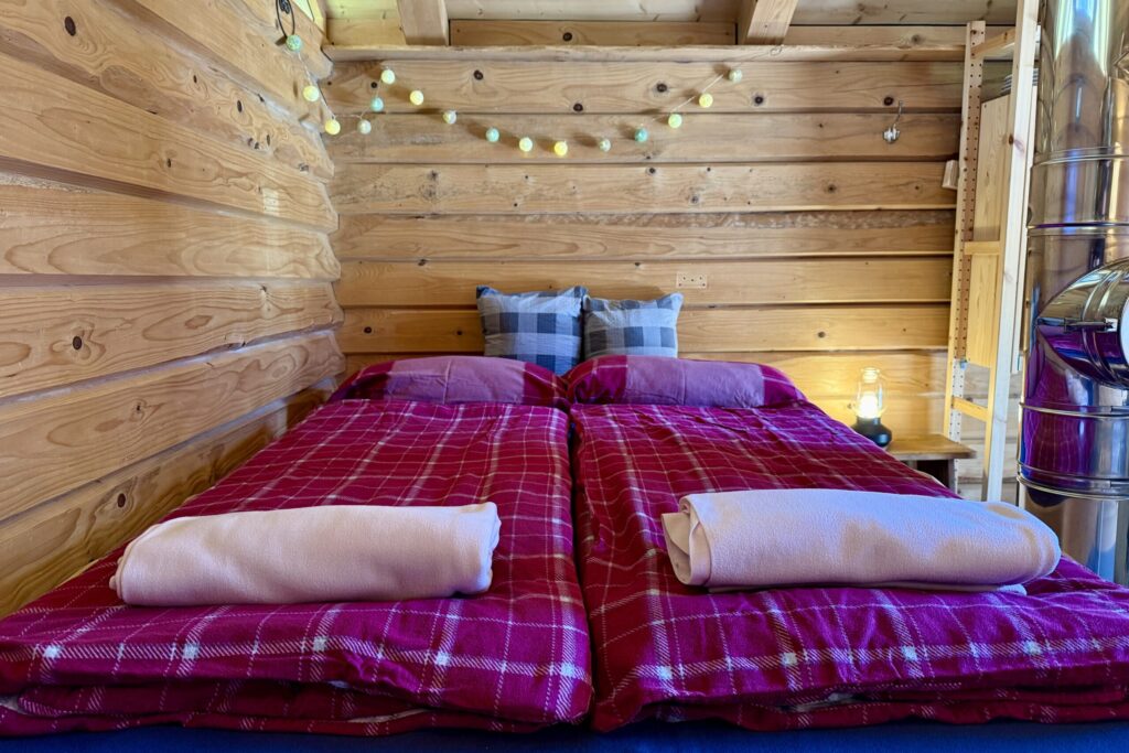 Weitere Ansicht des Schlafbereichs in der Blockhütte Köhlerhaus