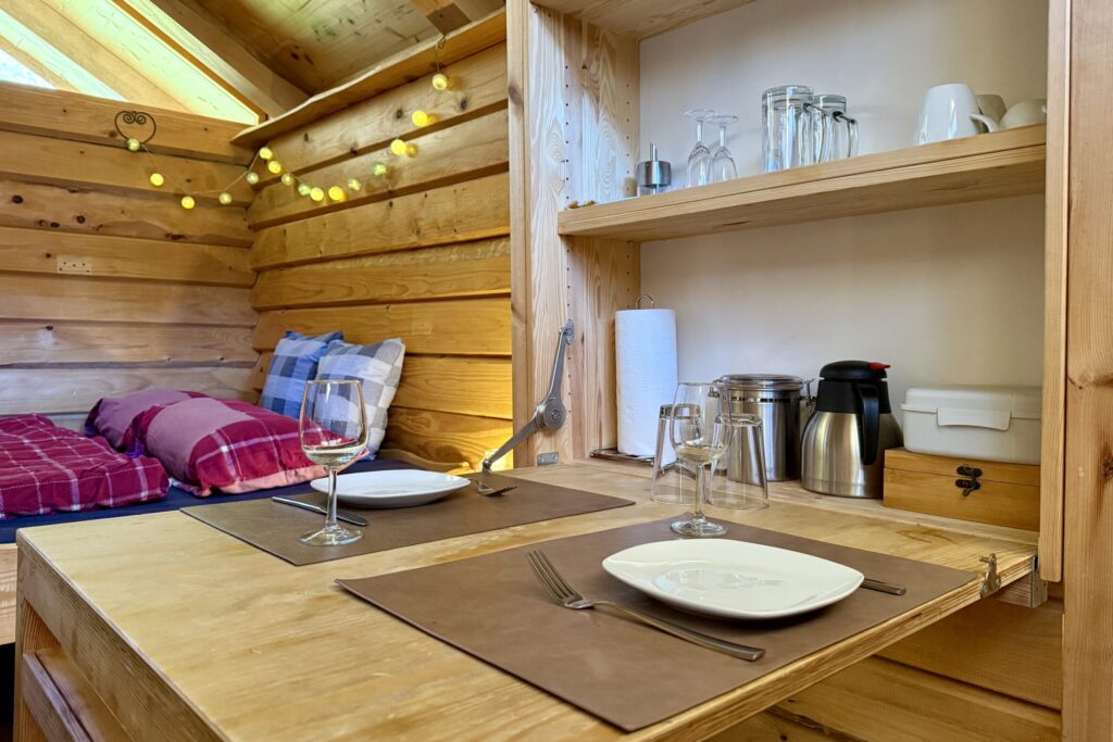 Klappbarer Esstisch im Wohnbereich der Blockhütte Köhlerhaus