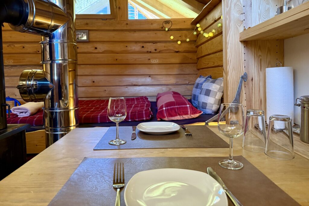 Weitere Ansicht des klappbaren Esstischs in der Blockhütte Köhlerhaus