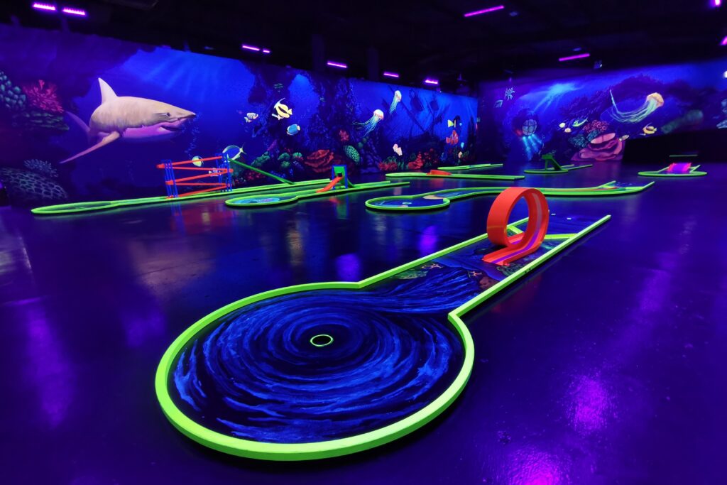 Blacklight Zone 3D Schwarzlicht Minigolf | Schwarzwald Spaß