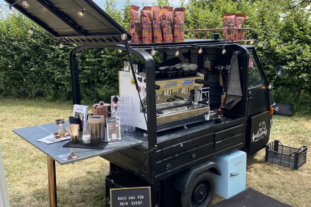 Vintage Coffee Bike mit Kaffeespezialitäten im Außenbereich