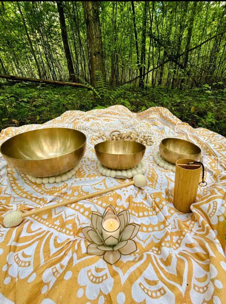 Klangschalen Set für Meditation und Klangtherapie auf Decke im Wald